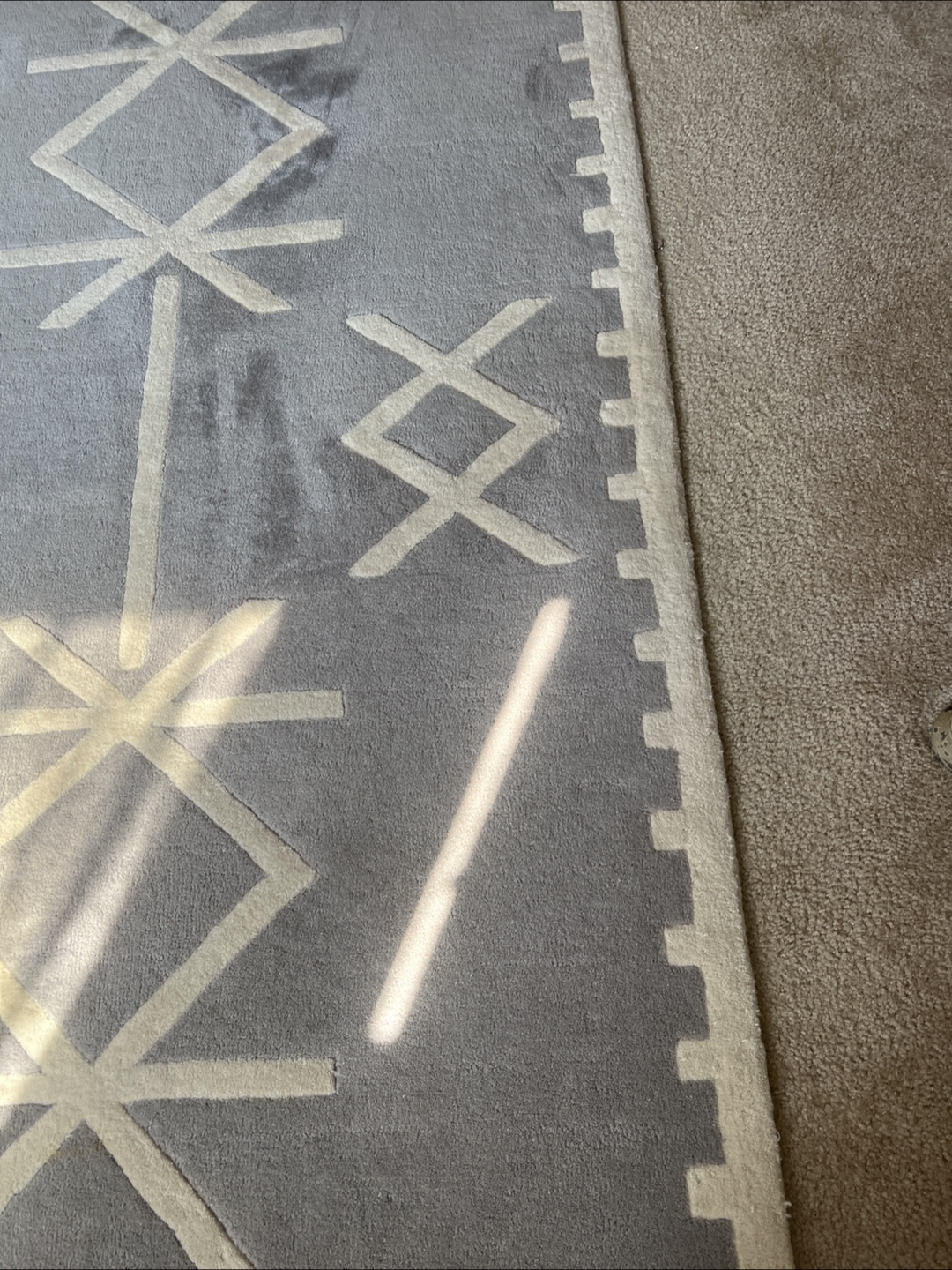 Gray Area Rug with Geometric Pattern - photo 2