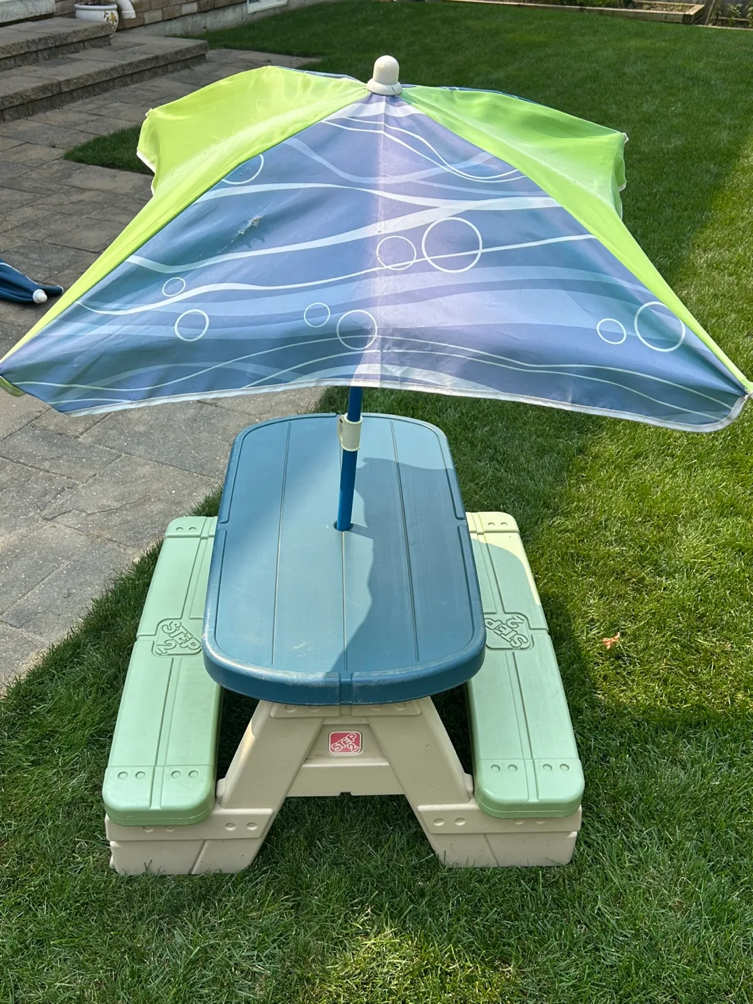 Step2 Picnic Table with Umbrella - Kids image indicator(3)