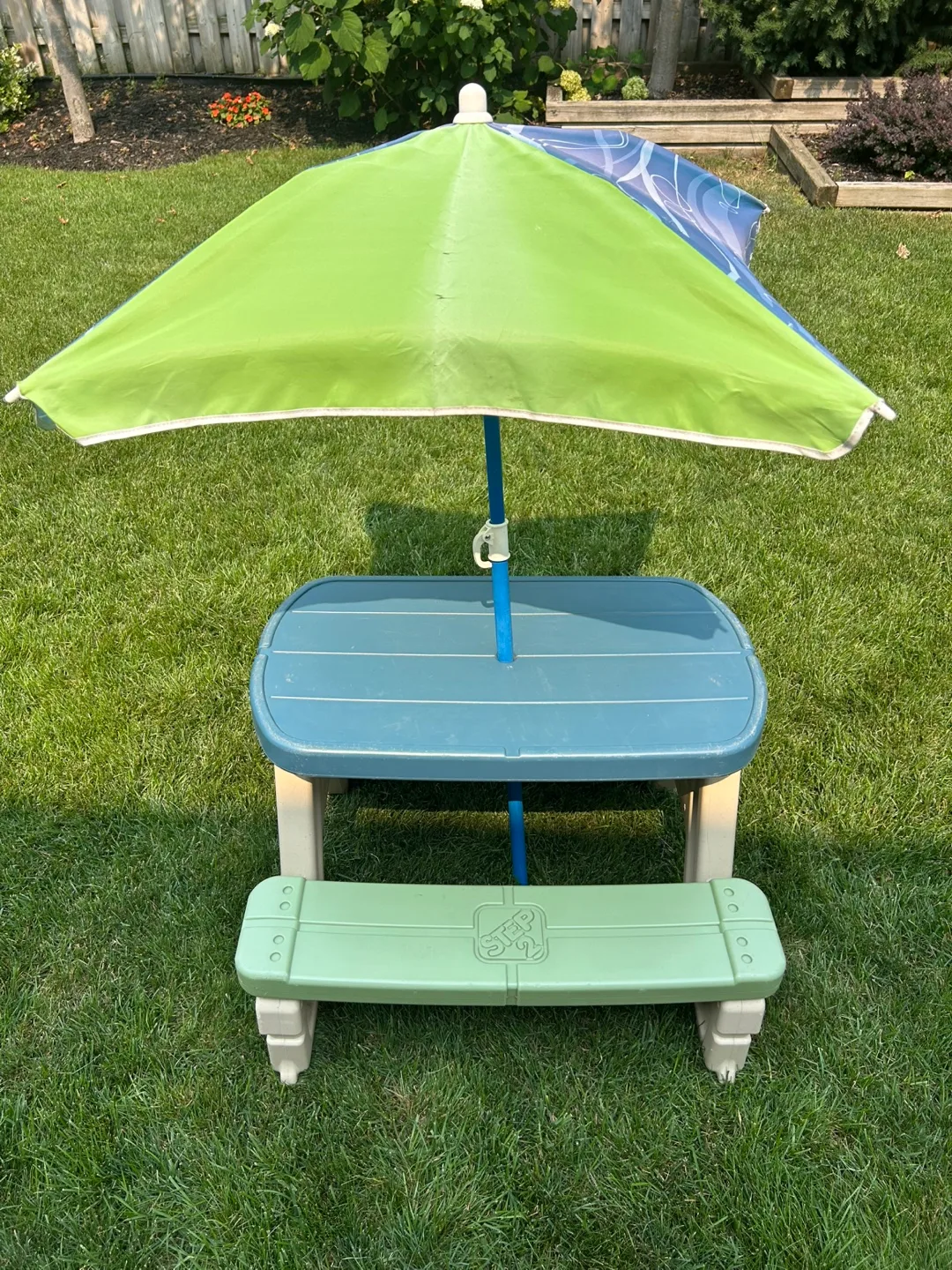 Step2 Picnic Table with Umbrella - Kids image indicator(4)
