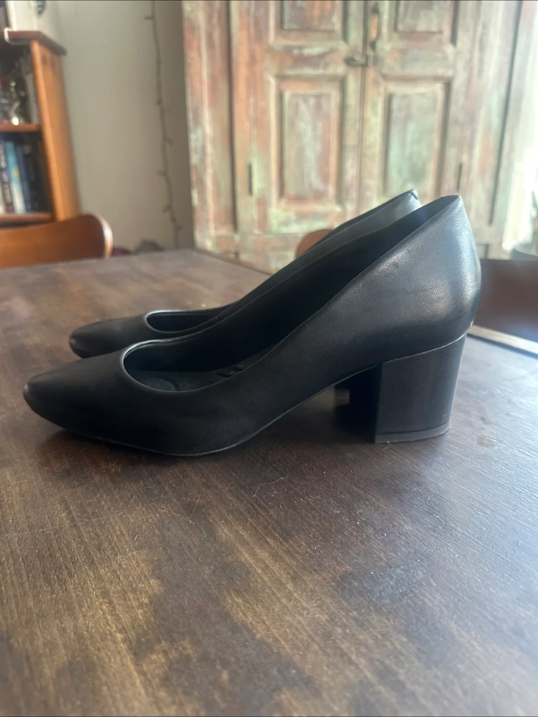 Comfy Black Leather Block Heel Pumps size 9M image indicator(2)