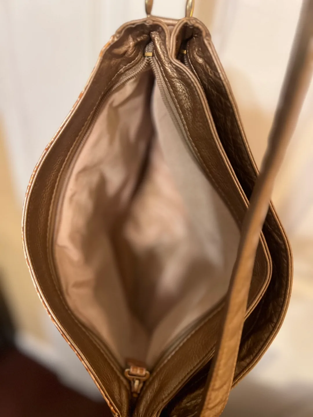 SAS Brown Leather Shoulder Bag image indicator(6)