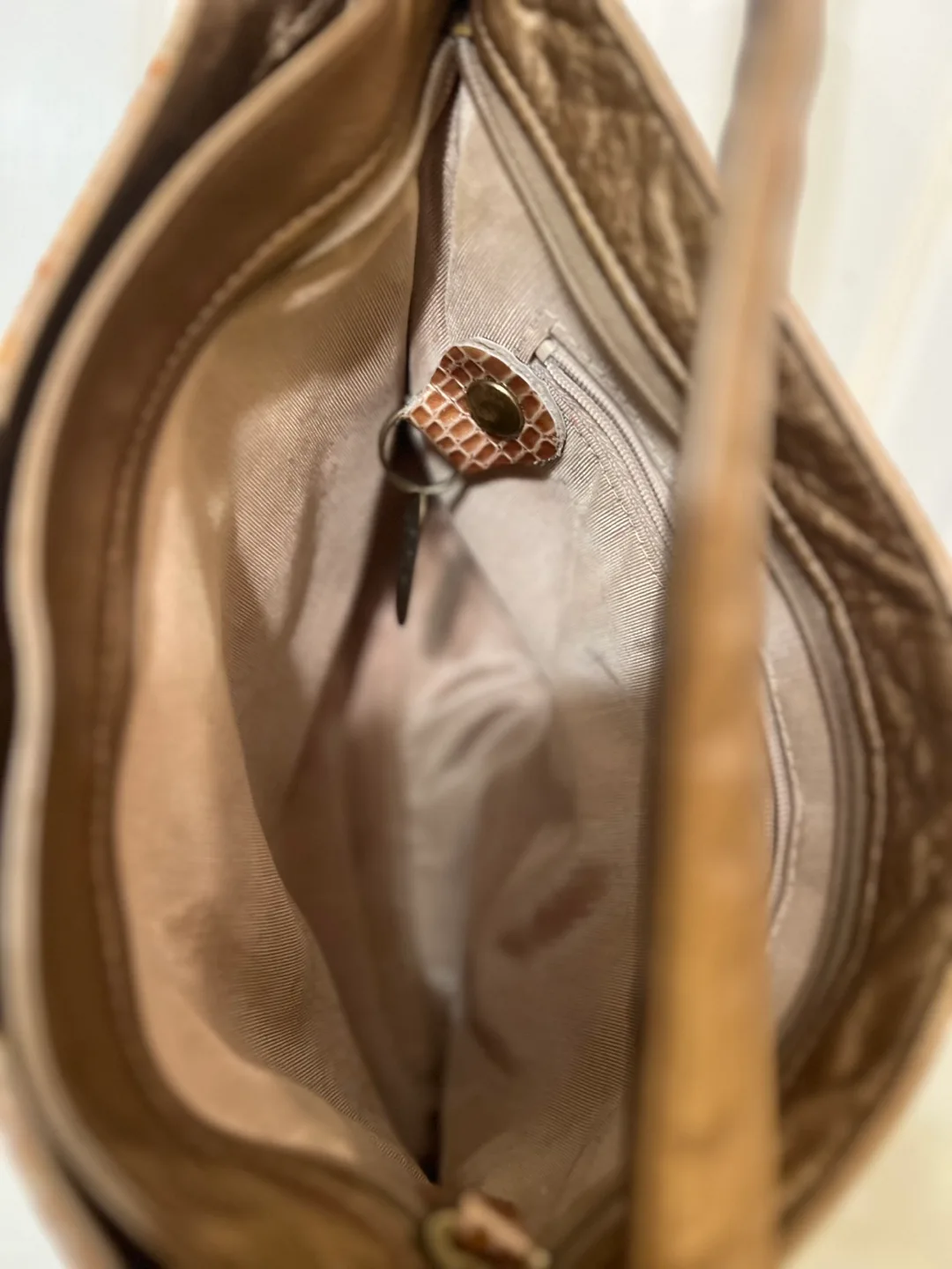 SAS Brown Leather Shoulder Bag image indicator(5)