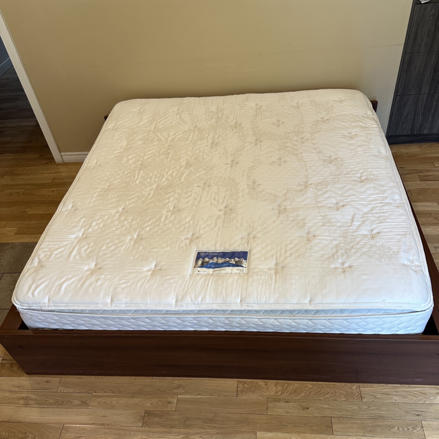 Serta 14” King Size Mattress (CAN DELIVER)