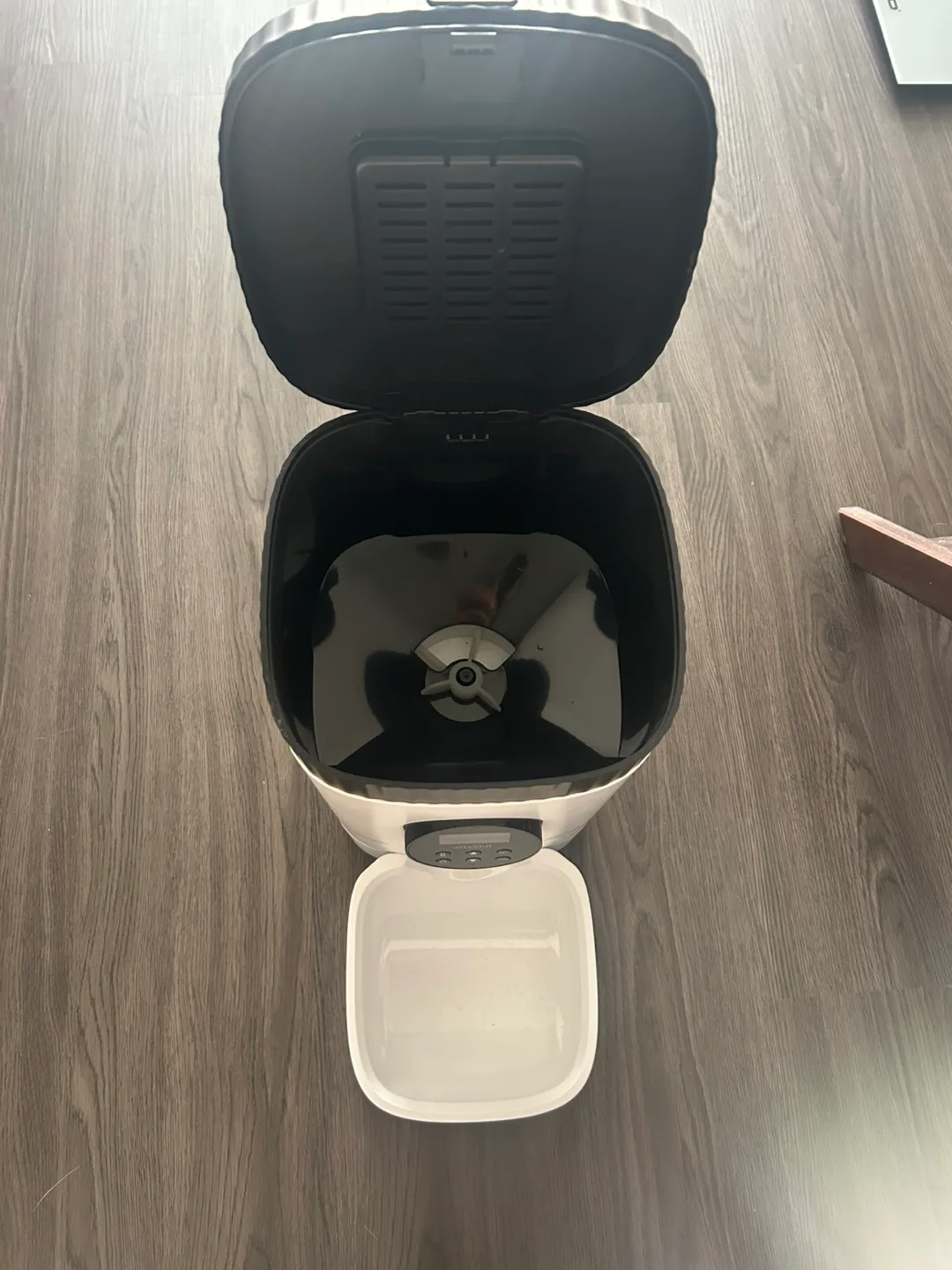 Automatic Pet Food Dispenser ( lowest price! Moving sale) image indicator(2)