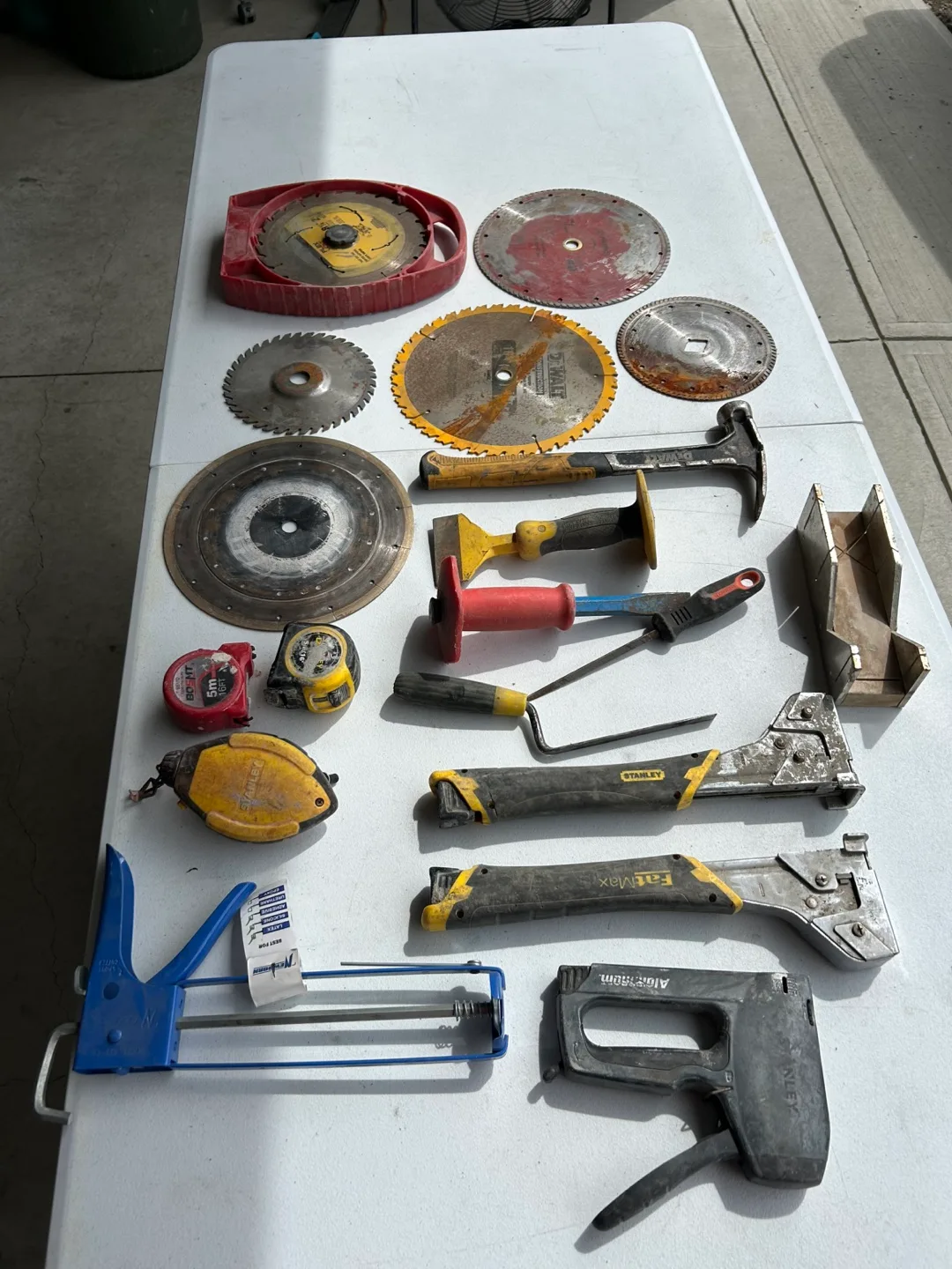 Small lot of hand tools thumbnail