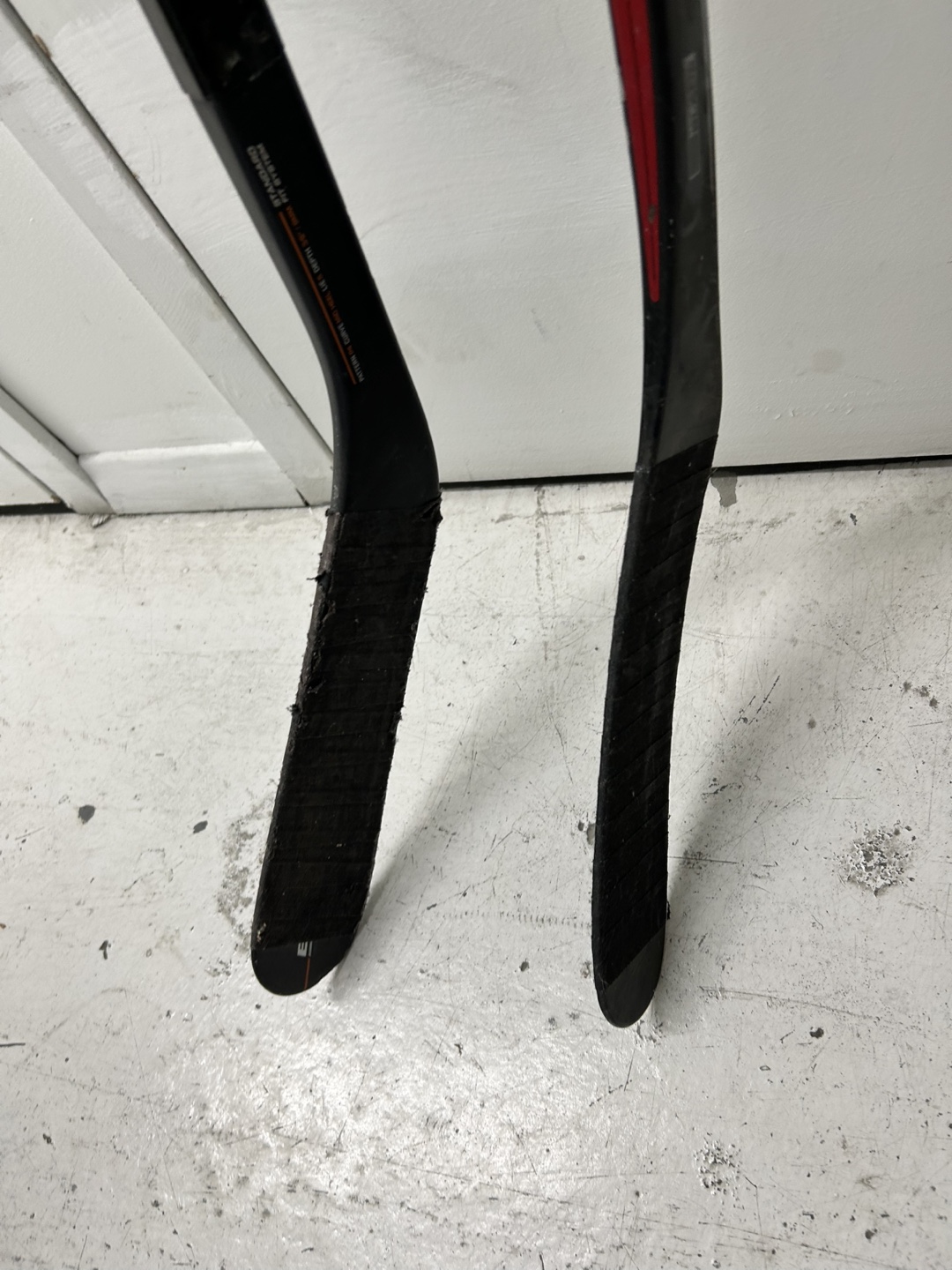 2 Hockey sticks (+free hockey pucks) - photo 3
