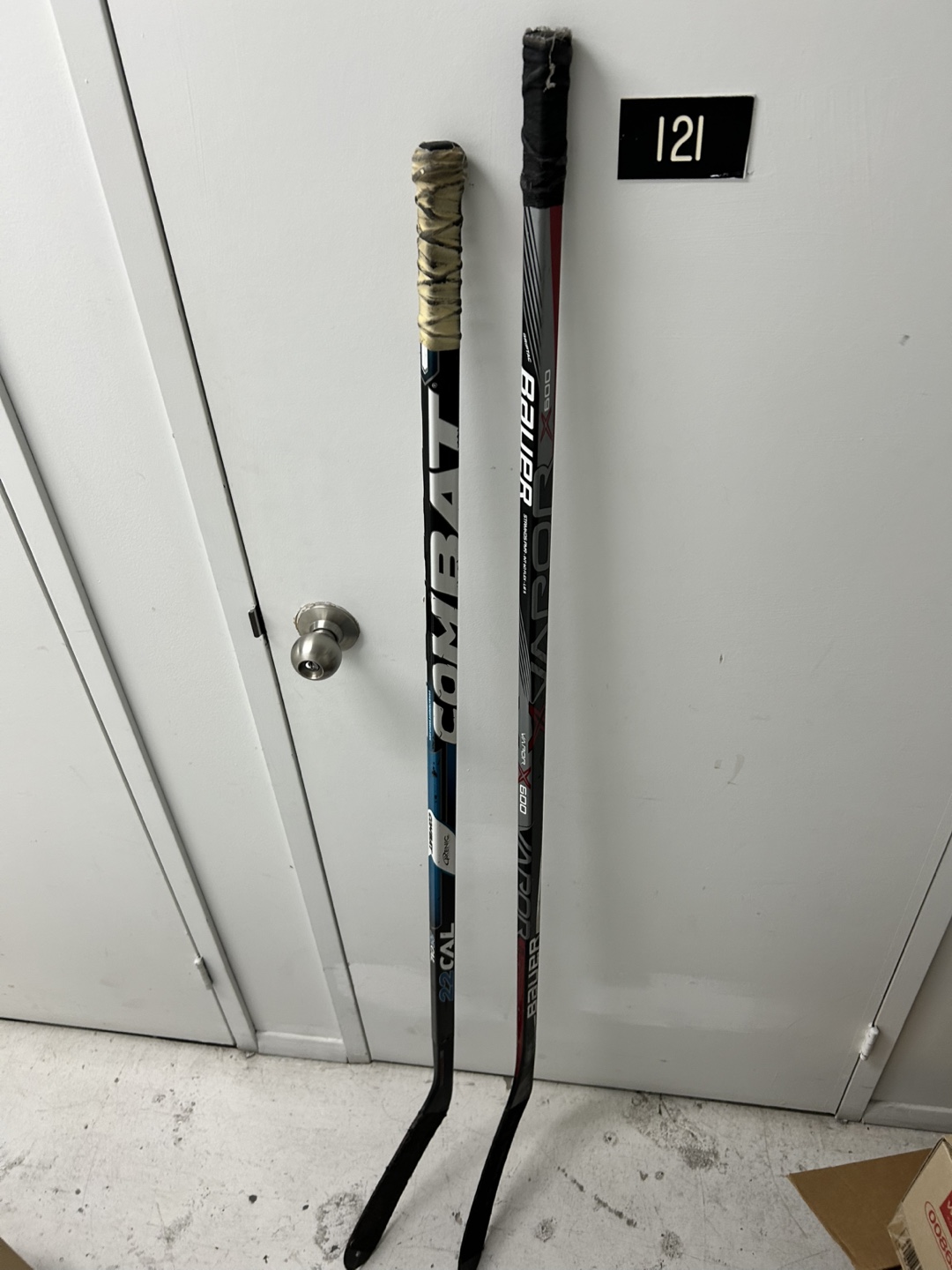 2 Hockey sticks (+free hockey pucks)