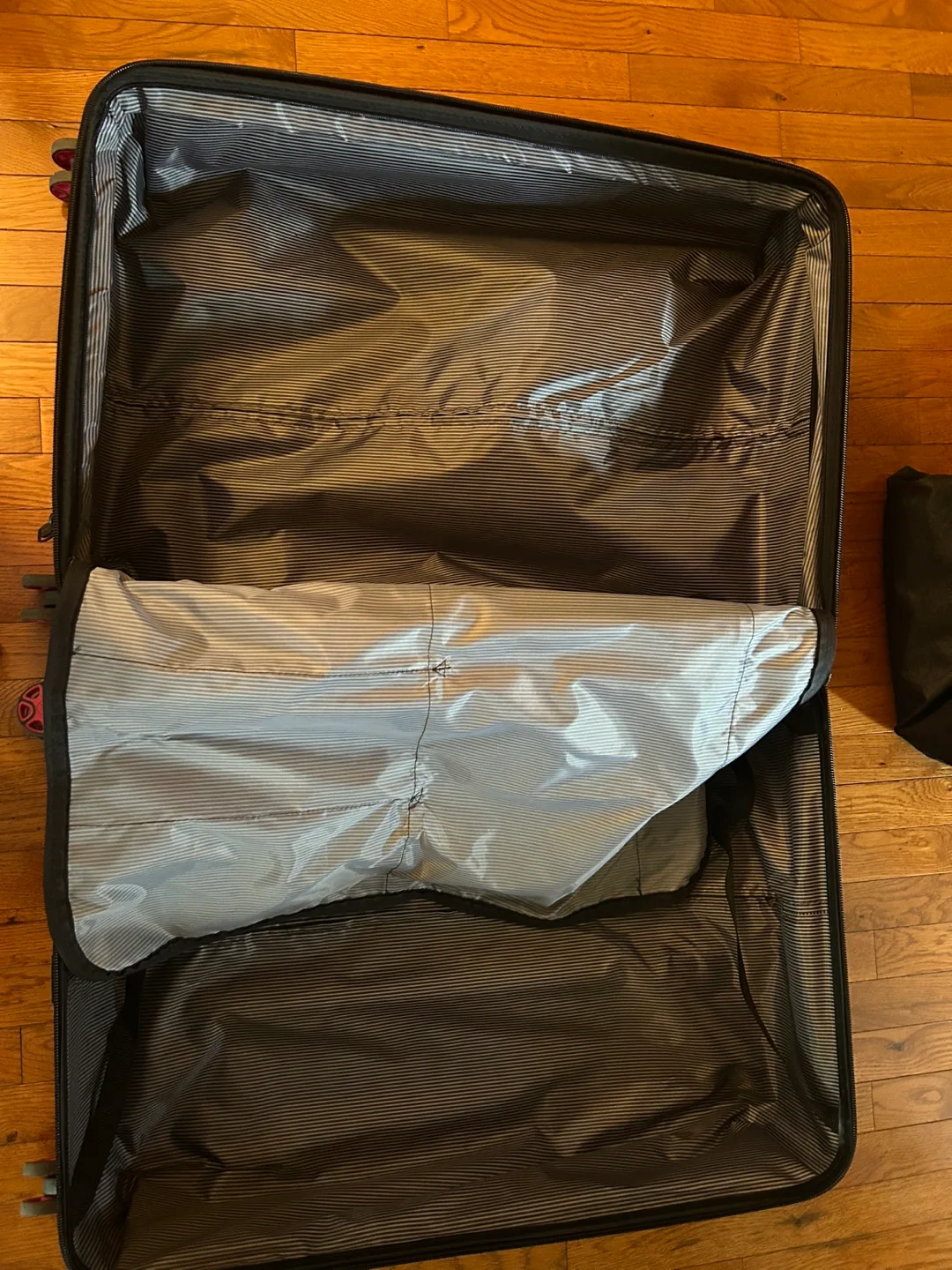 it Luggage Pink Hardside Suitcase image indicator(6)