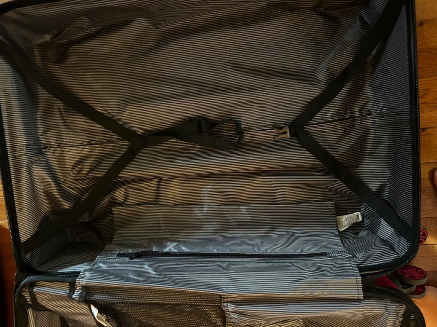 it Luggage Pink Hardside Suitcase image indicator(9)