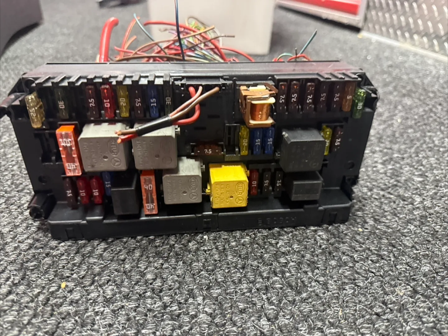 Car Fuse Box BENZ C300 2008-2015 image indicator(3)