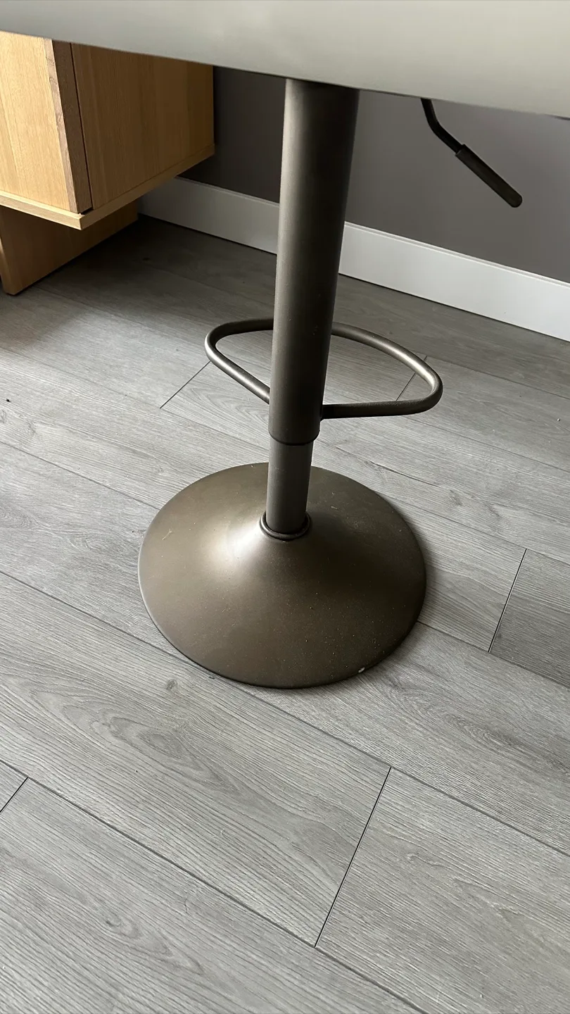 Set of 3 White Bar Stools image indicator(5)