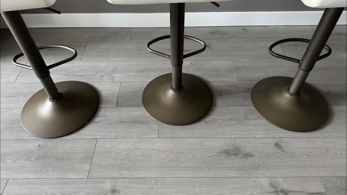 Set of 3 White Bar Stools image indicator(6)