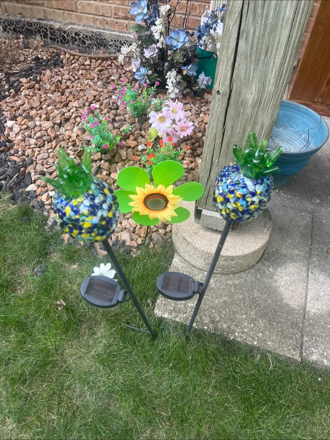 Pineapple Solar Garden Stake Lights thumbnail