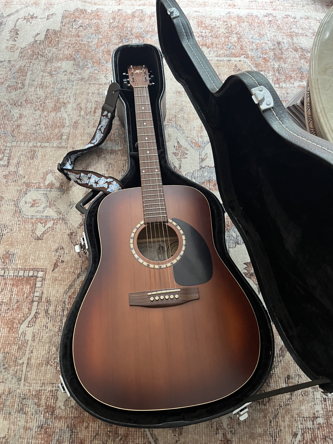 Art & Lutherie Acoustic Guitar w/ Case