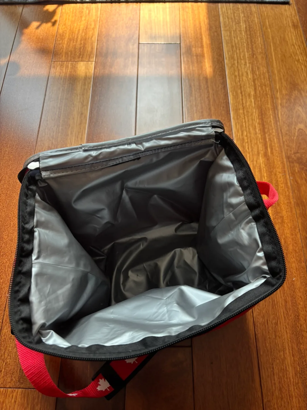 Red Maple Leaf Lunch Bag image indicator(2)