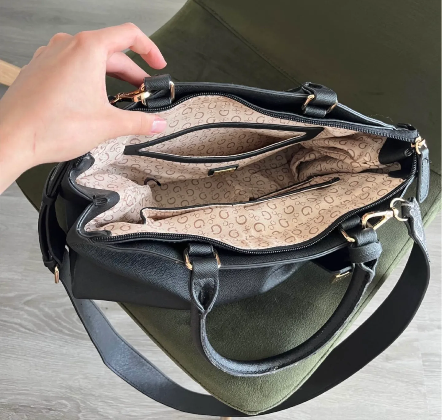 Guess Los Angeles Black Handbag image indicator(3)