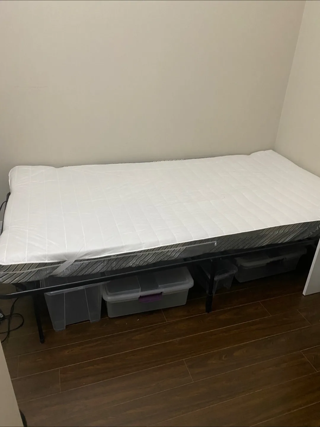 Foldable Bed frame with mattress + cover