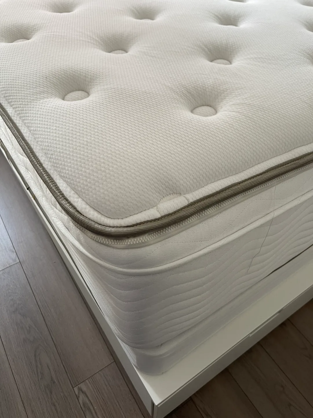 Four Seasons Hotel Luxury Queen Mattress and Signature Sleep Set image indicator(4)