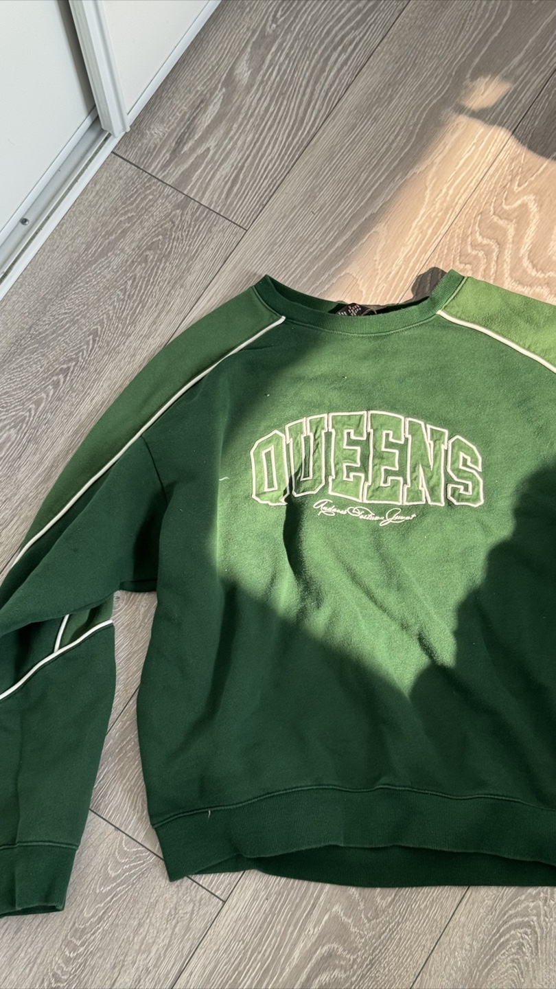 H&M Queens Green Sweatshirt - XL