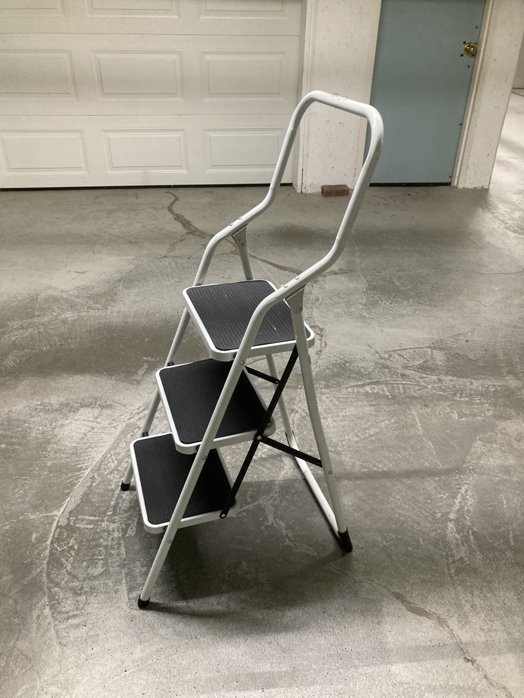 3-Step Ladder with Handrail