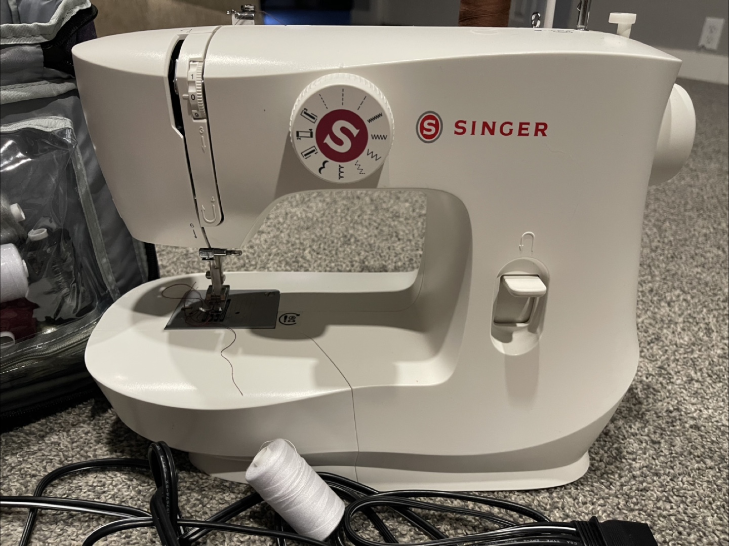 Singer Sewing Machine with Carrying Case - photo 3