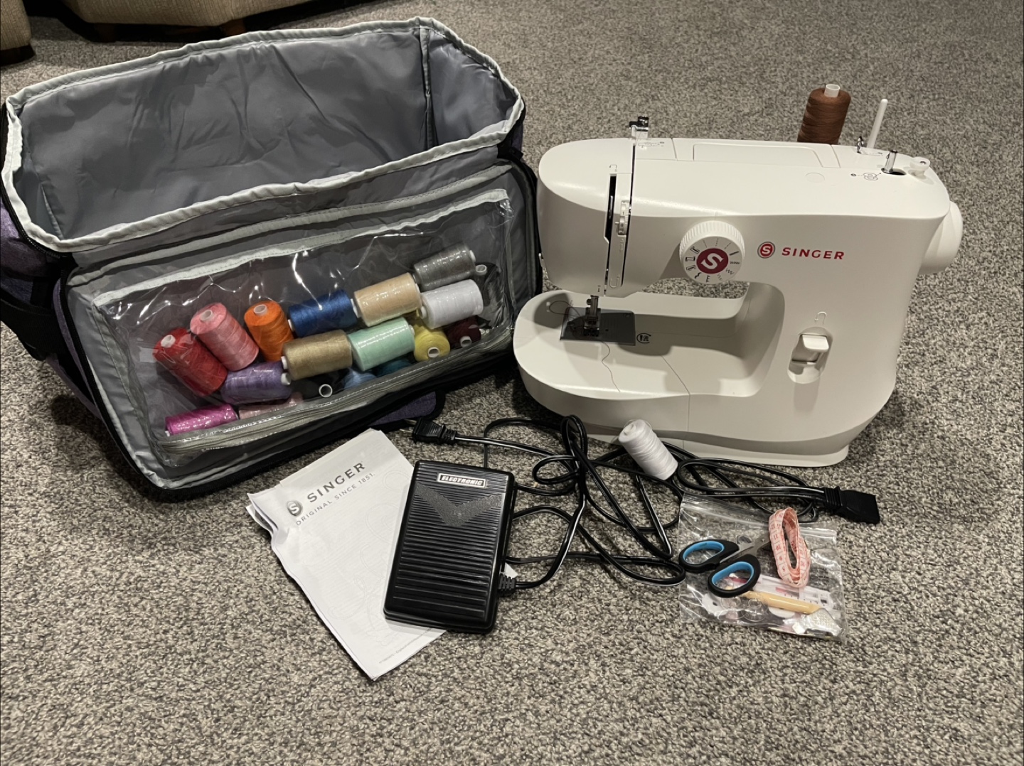 Singer Sewing Machine with Carrying Case