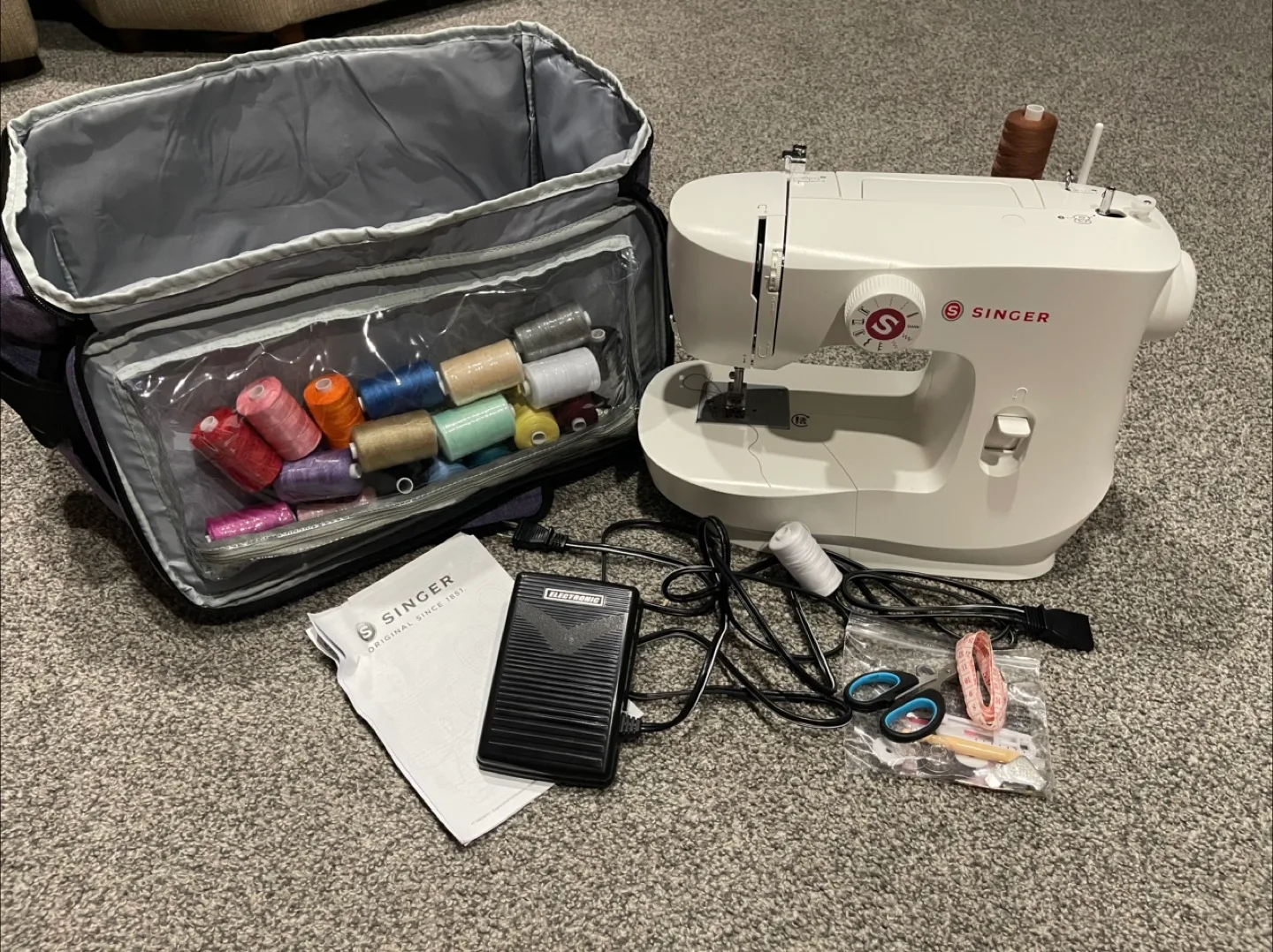 Singer Sewing Machine with Carrying Case thumbnail