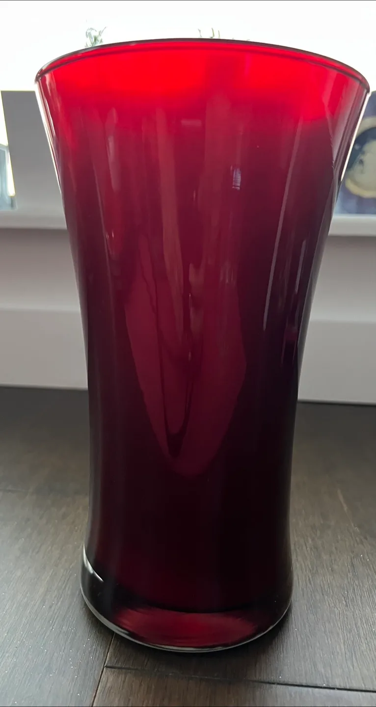 Red Glass Vase image indicator(2)