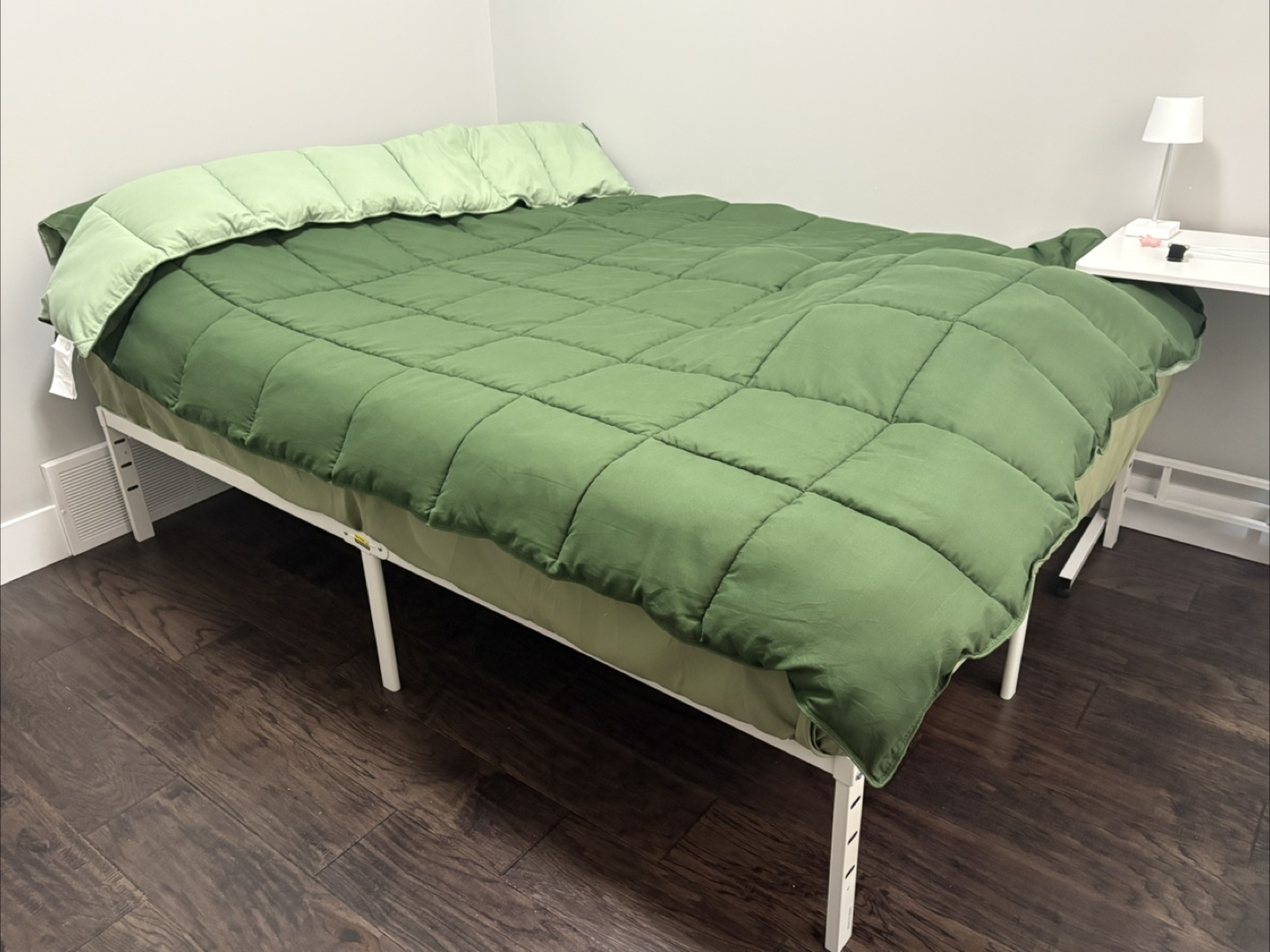 Free sharing of full-size mattresses and bed frames