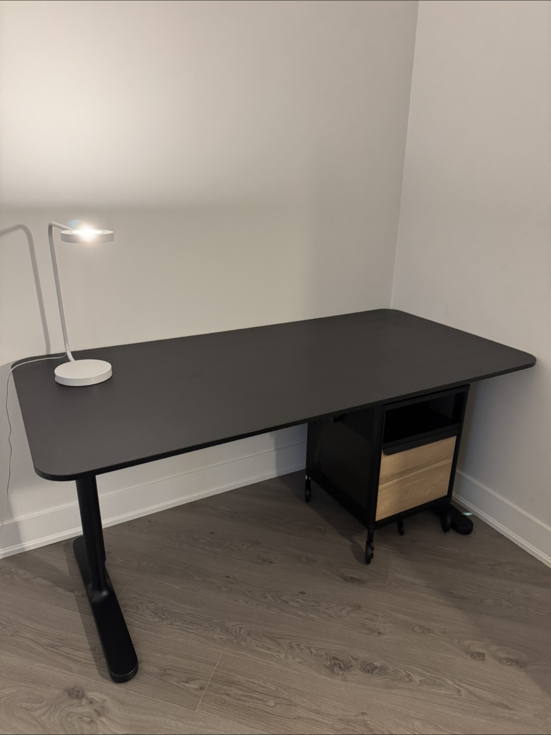 IKEA Bekant Desk - photo 3