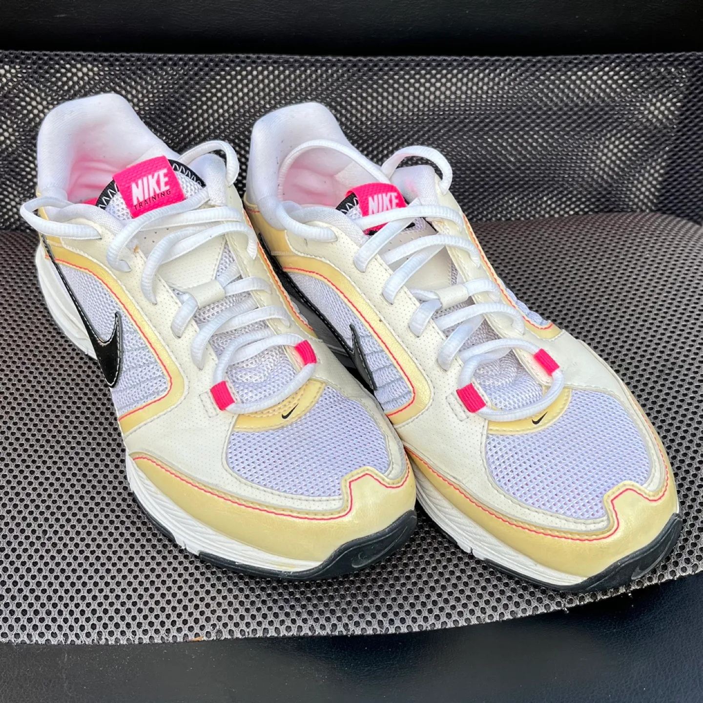 Women’s Nike Air Strong+ Training Sneakers - excellent condition image indicator(2)