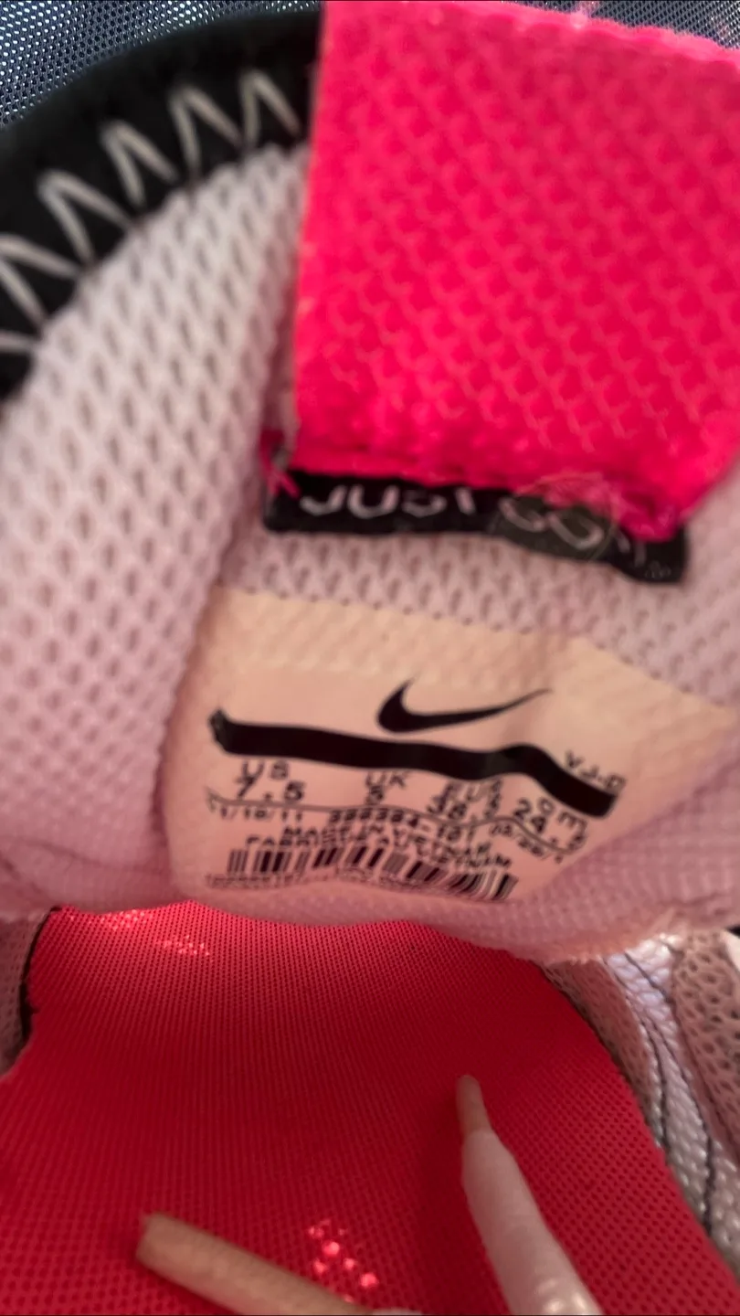 Women’s Nike Air Strong+ Training Sneakers - excellent condition image indicator(7)