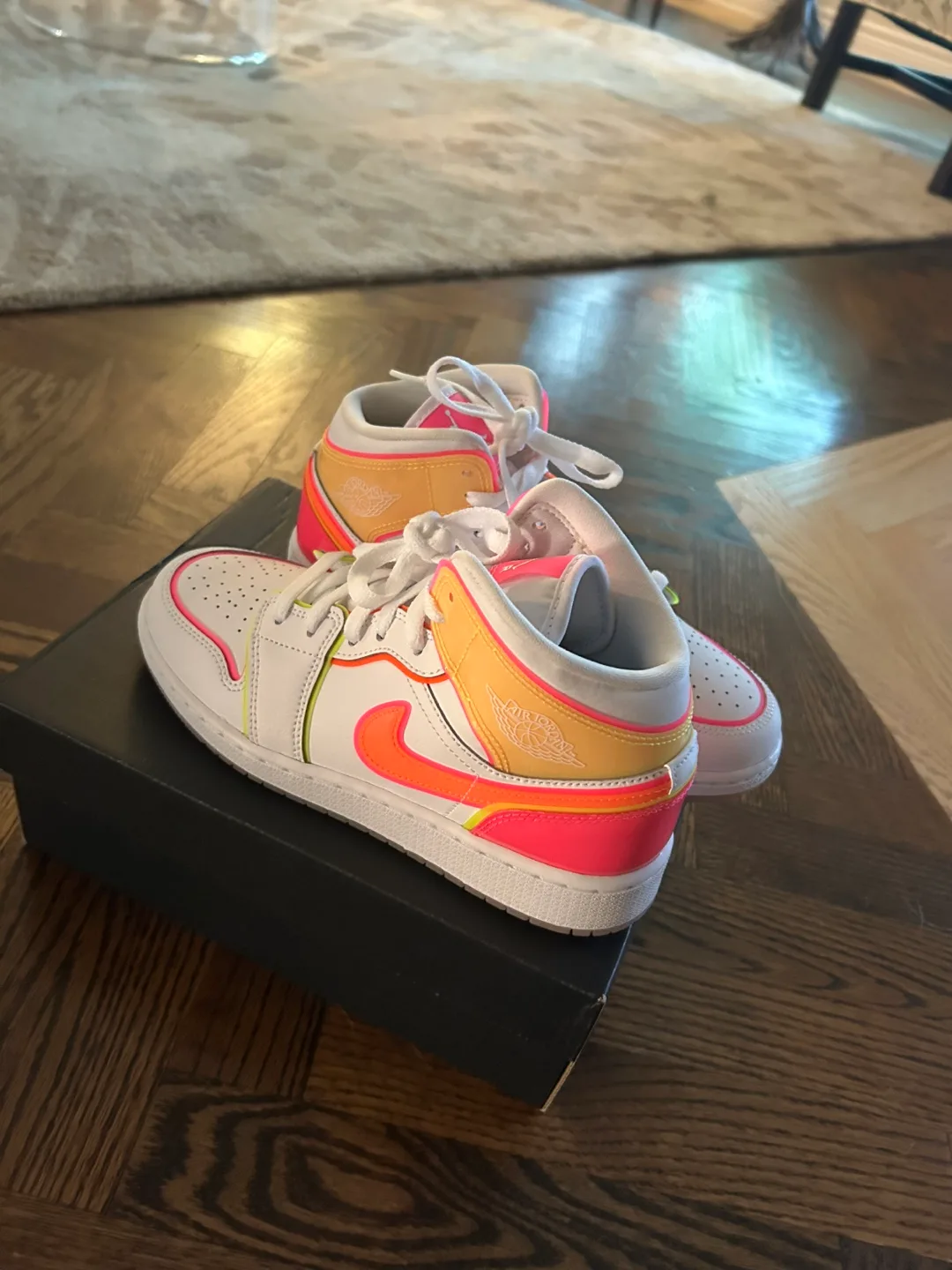 Nike Air Jordan 1 Mid SE Size 5 Youth thumbnail
