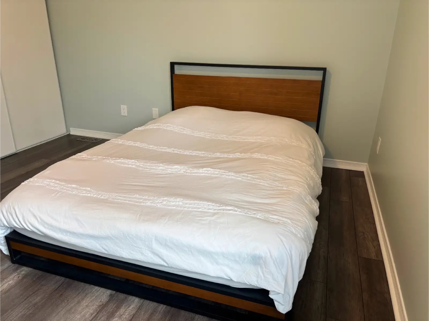 Queen size bedframe - photo 2