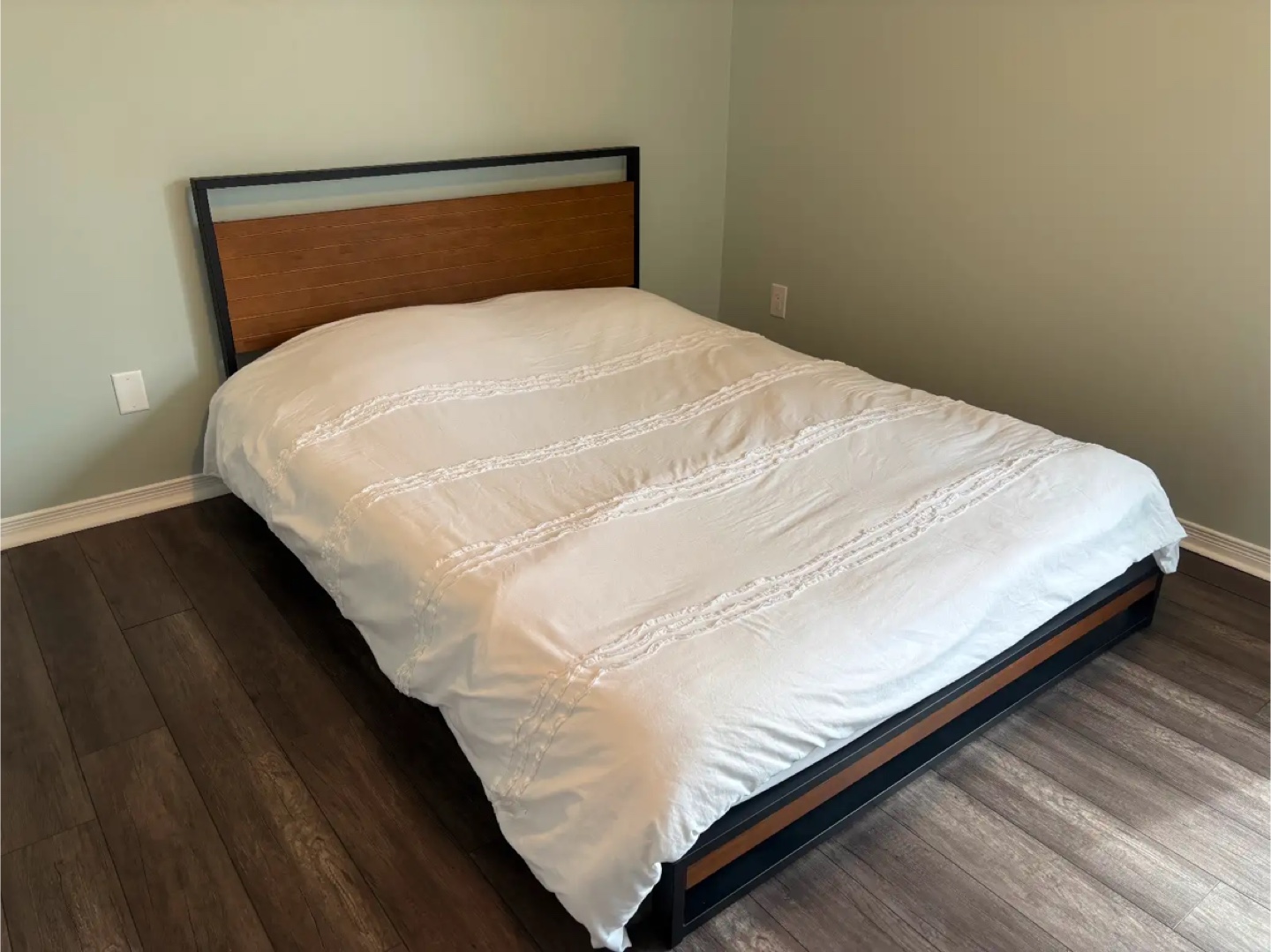 Queen size bedframe
