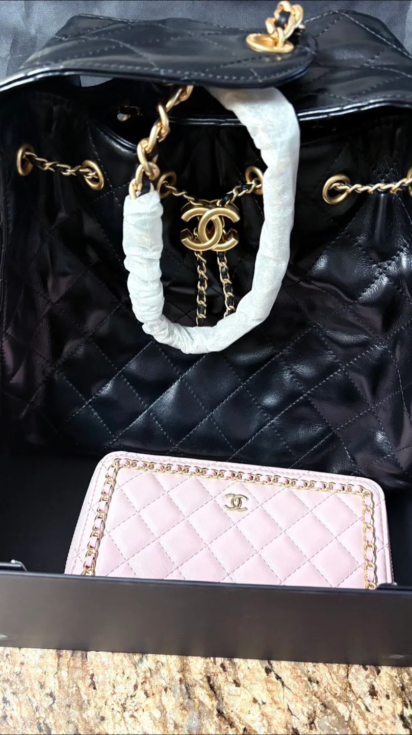 CHANEL 25 MEDIUM HOBO BAG 2025 model & Pink thumbnail