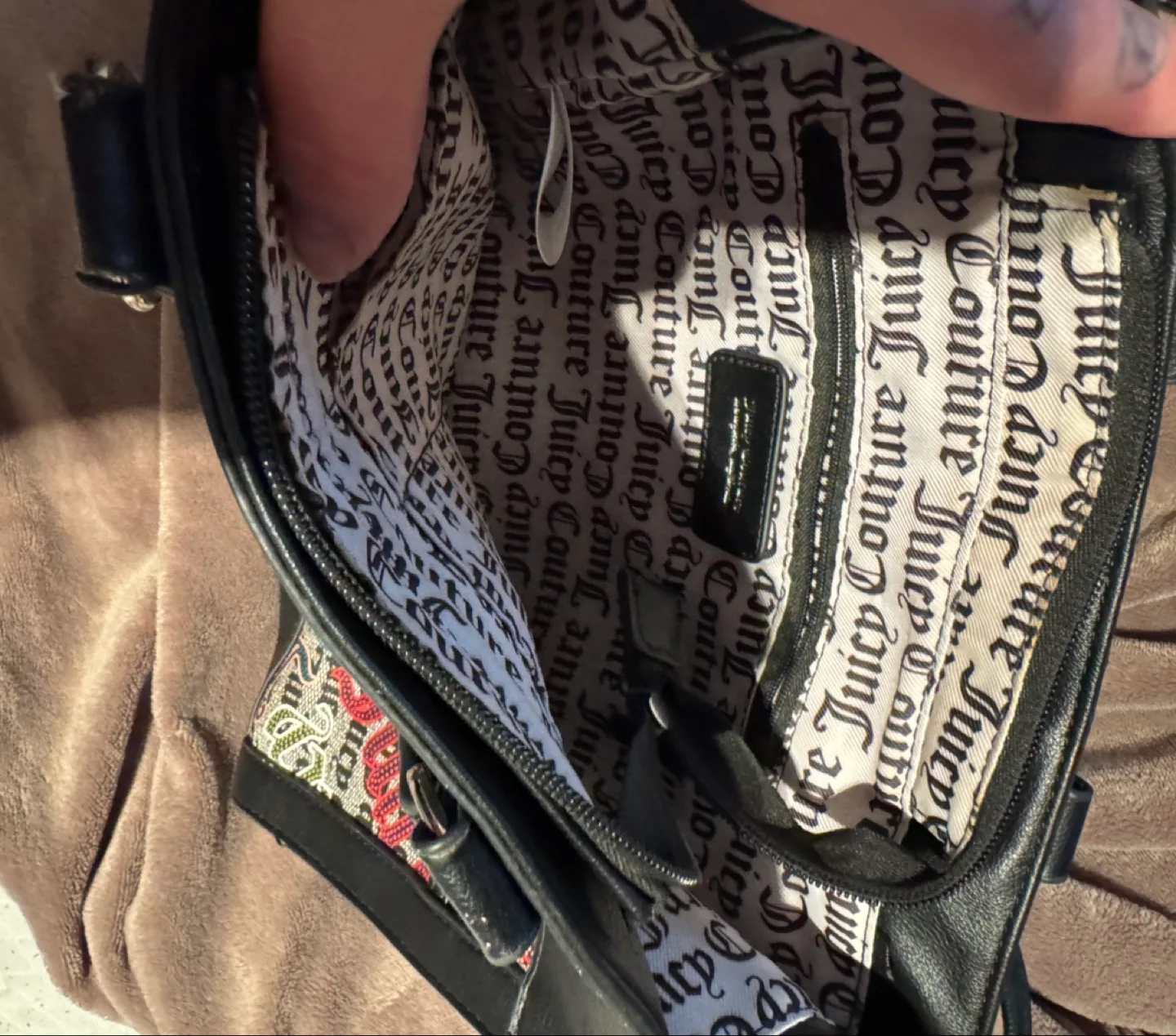 Juicy Couture Black Shoulder Bag image indicator(2)