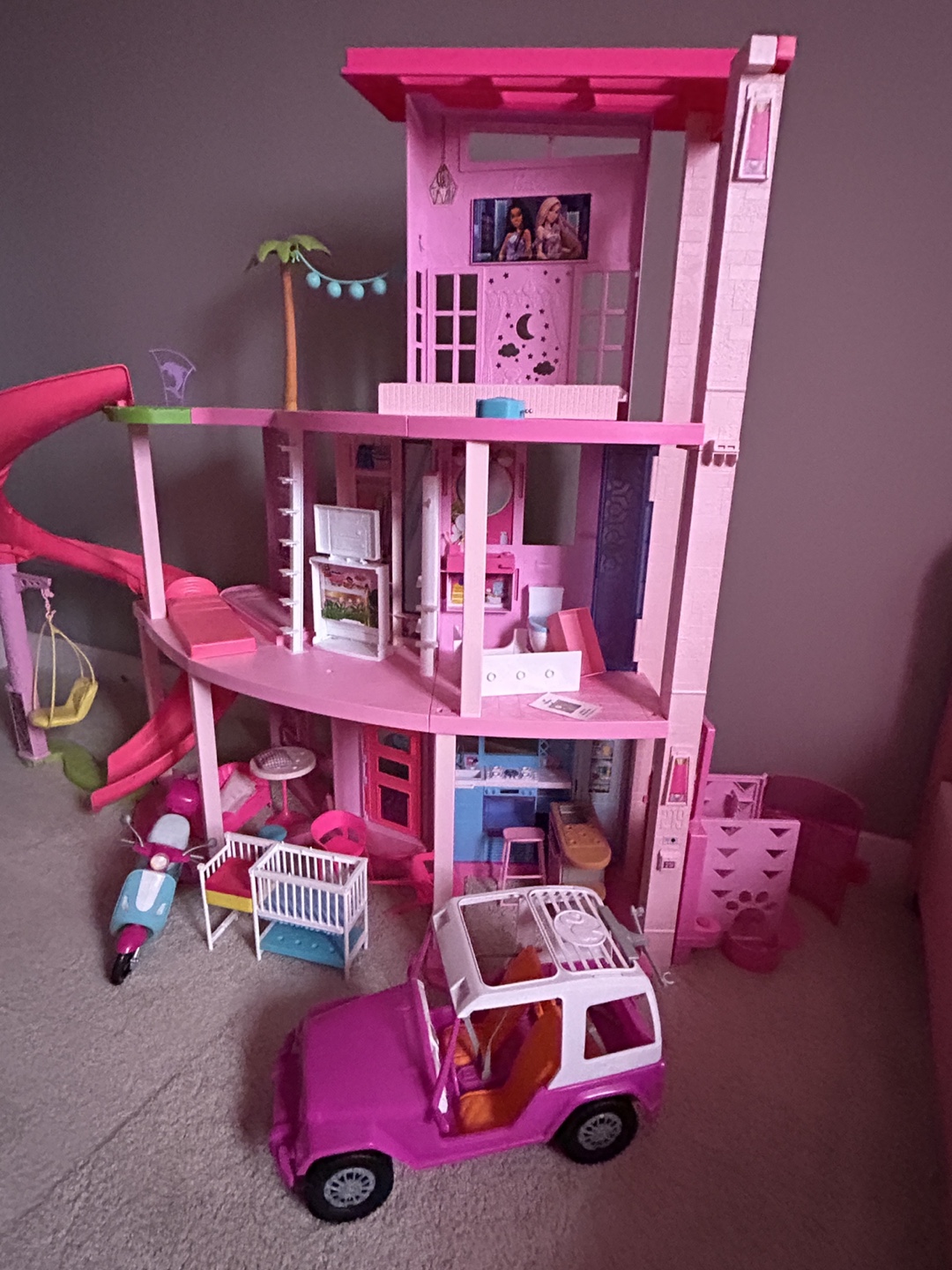 Barbie Dreamhouse Dollhouse w/ Accessories - photo 2