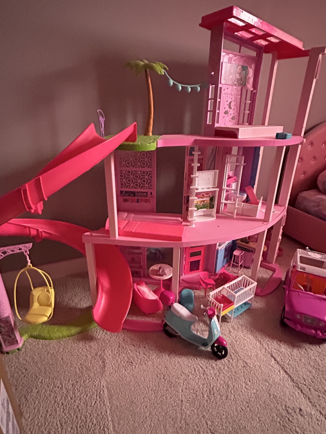 Barbie Dreamhouse Dollhouse w/ Accessories - photo 3
