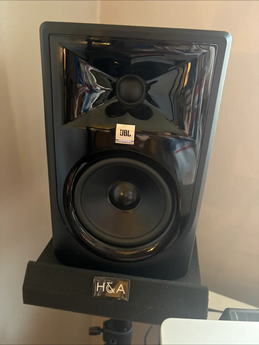 JBL 305P MKII Professional Studio Monitors thumbnail