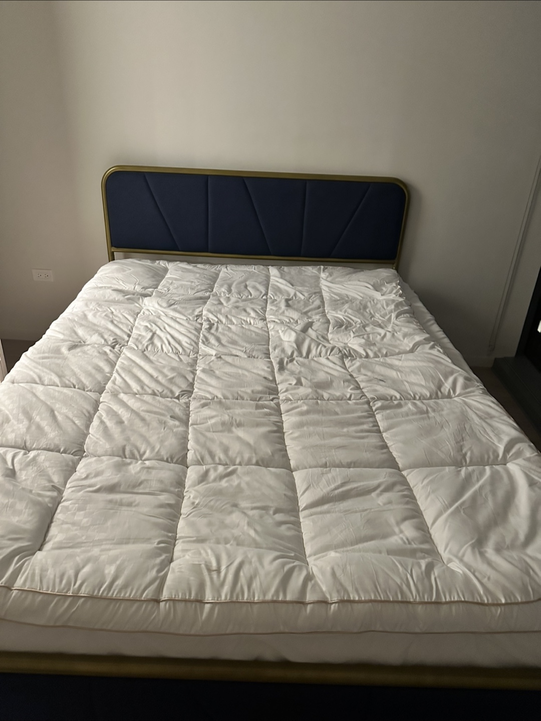 White Mattress and mattress topper