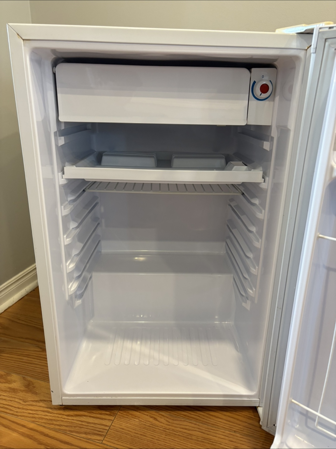 Kenmore Mini Fridge with Freezer Compartment – 3.2 Cubic Feet - photo 4