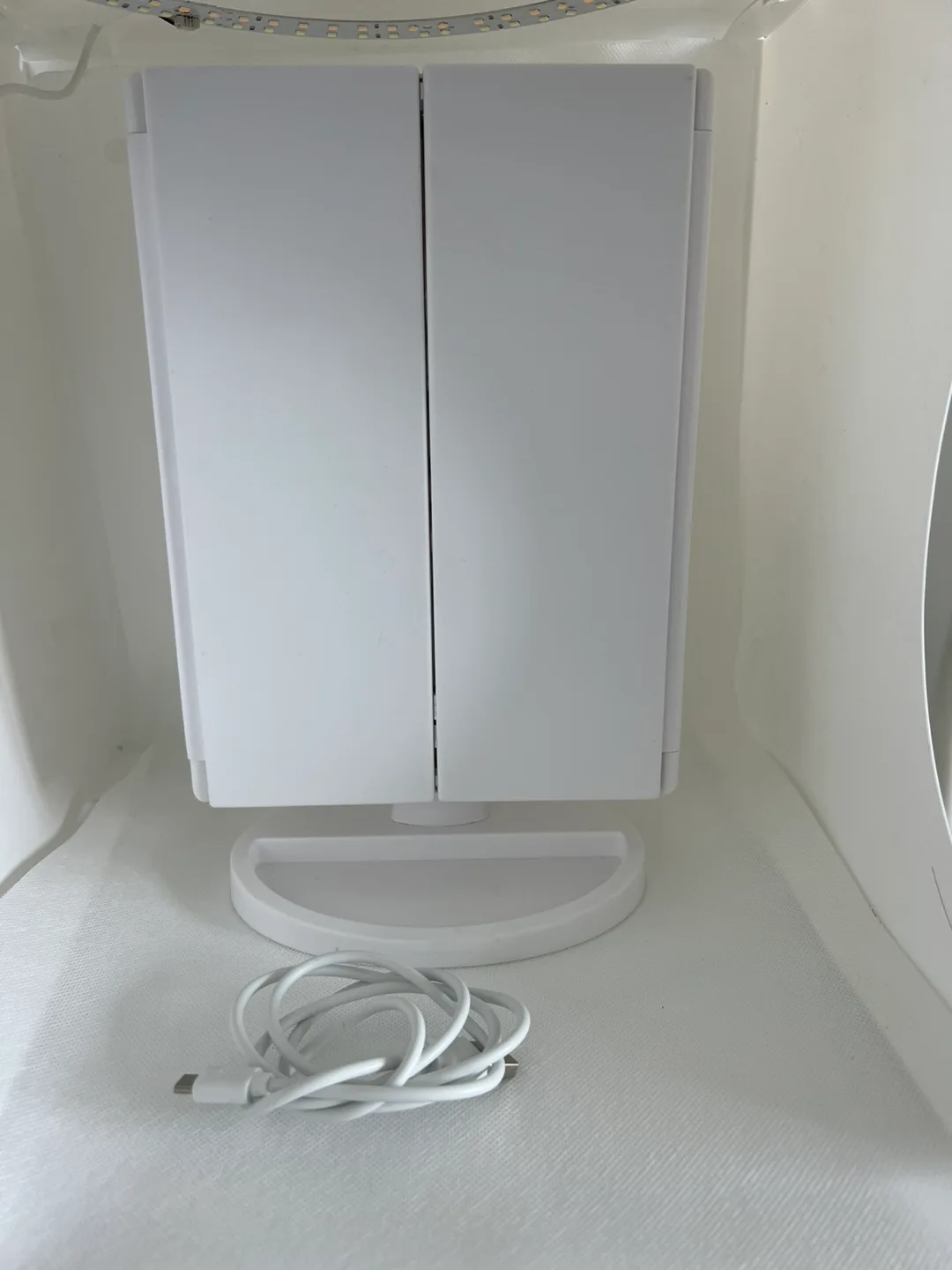 Tri-Fold Lighted Vanity Makeup Mirror image indicator(2)