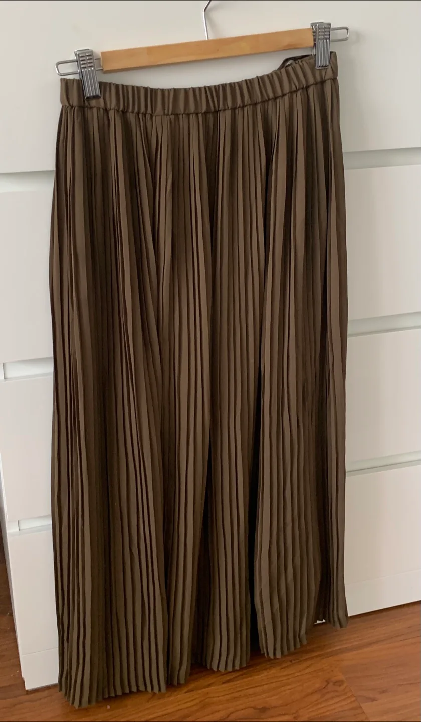 Uniqlo Pleated Pants - Size S thumbnail