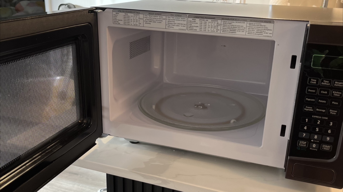 Insignia 1.1 Cu Ft Black Stainless Steel Microwave - 1000W - photo 3