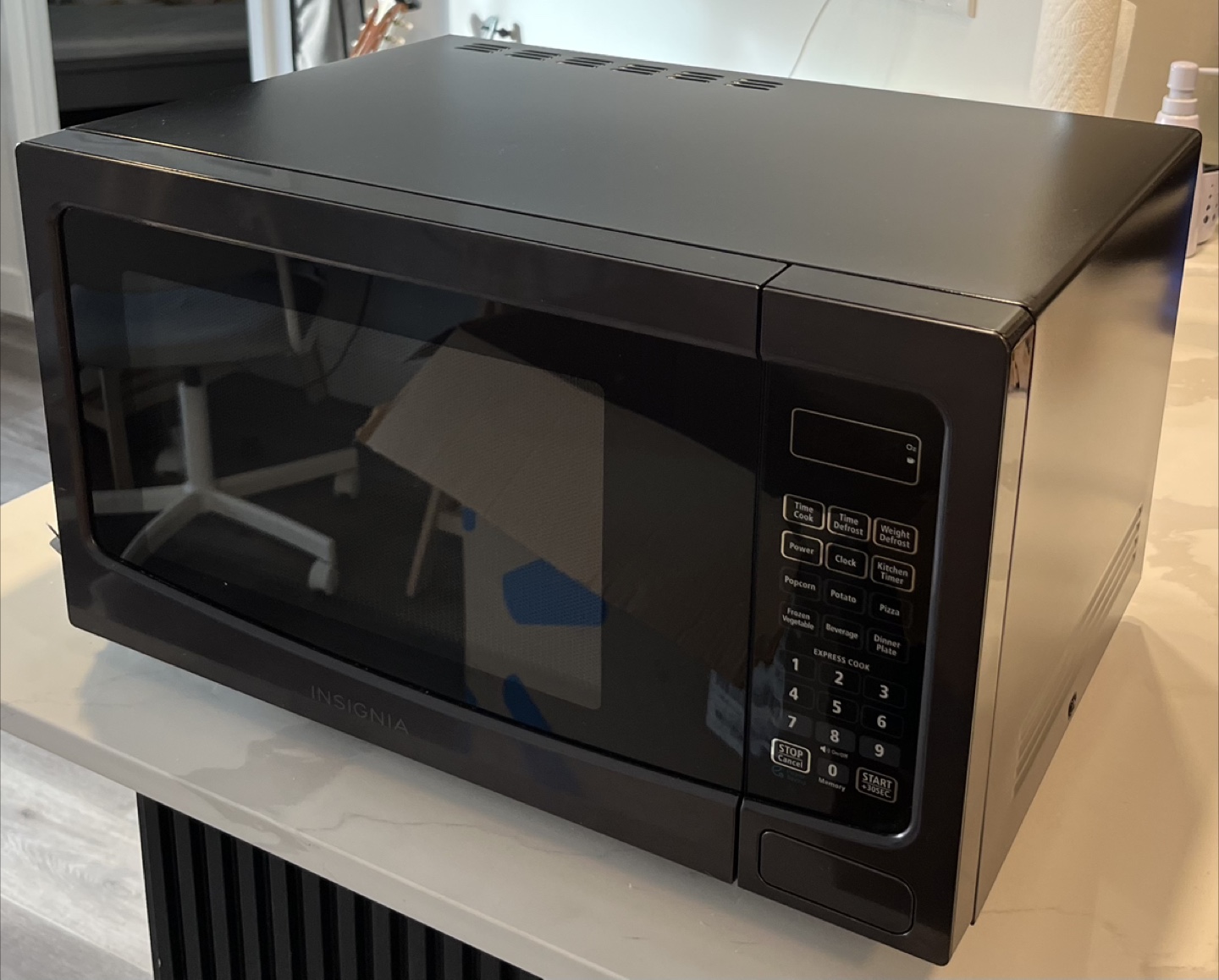 Insignia 1.1 Cu Ft Black Stainless Steel Microwave - 1000W
