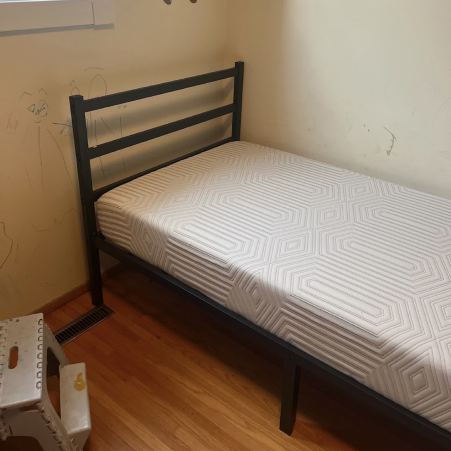 twin bed - photo 3