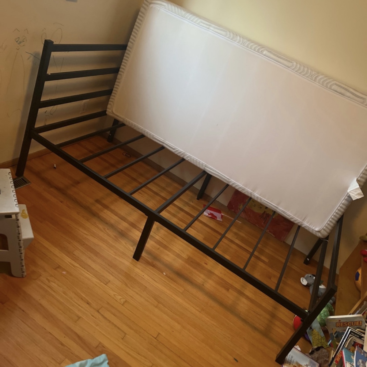 twin bed - photo 2
