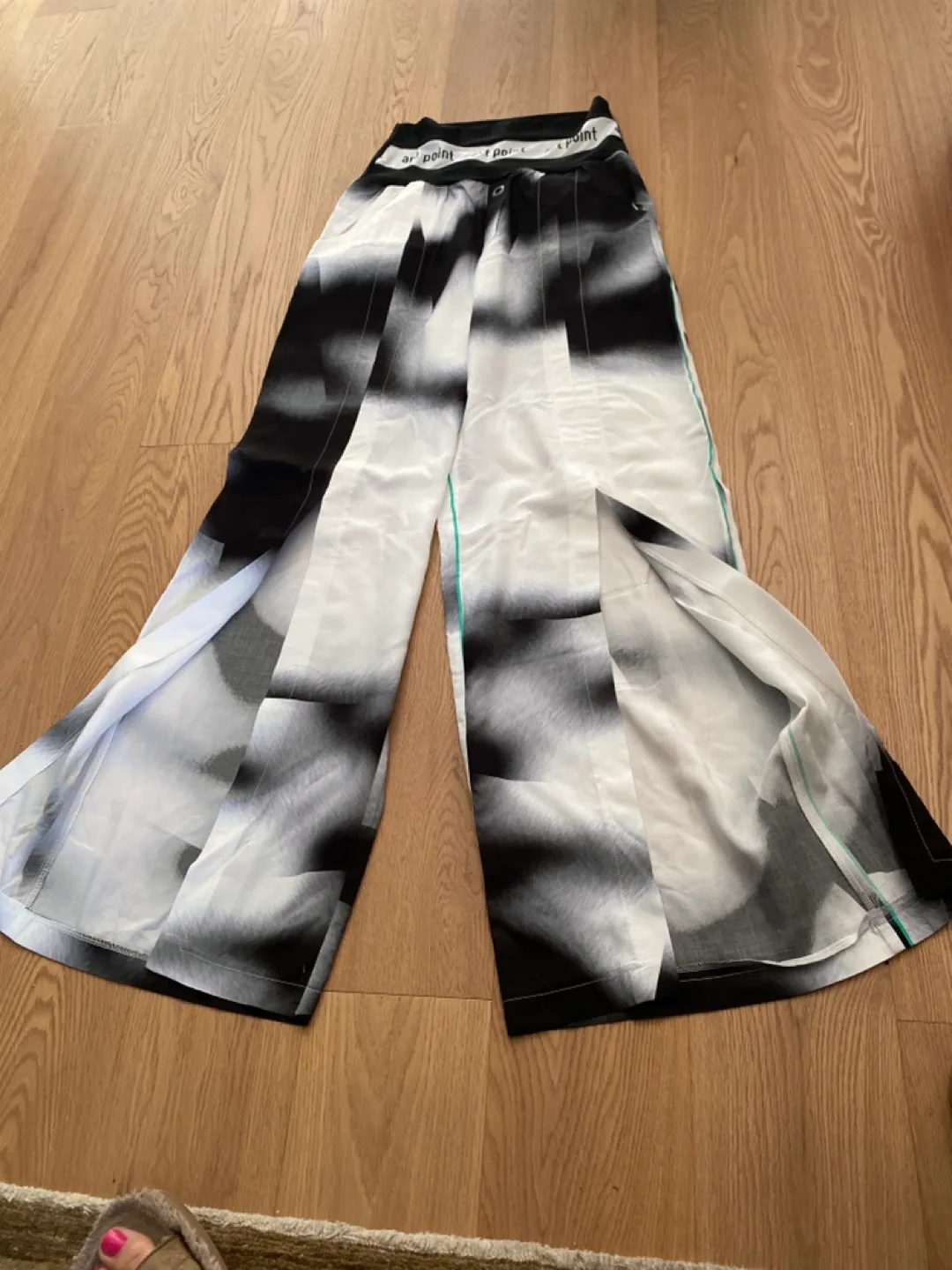 Art Point Black & White Pants - Size M image indicator(3)