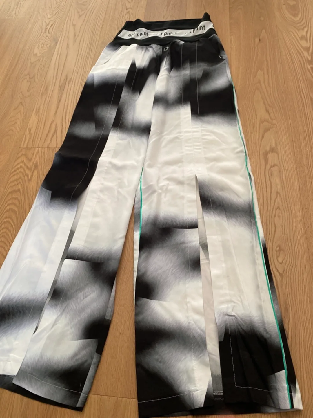 Art Point Black & White Pants - Size M image indicator(2)